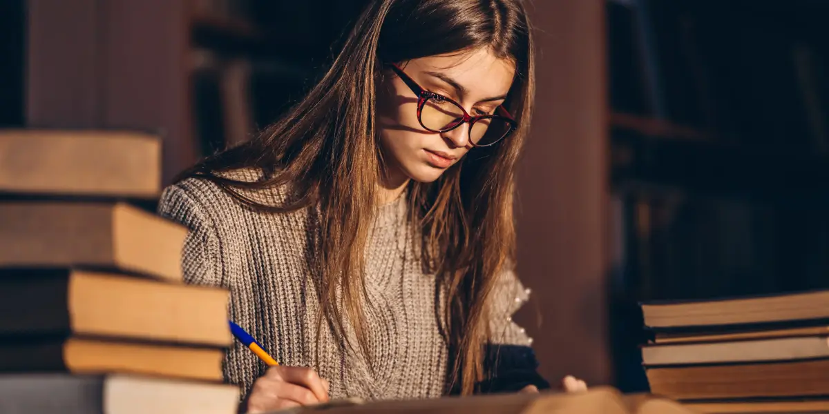 Mädchen lernt in der Bibliothek